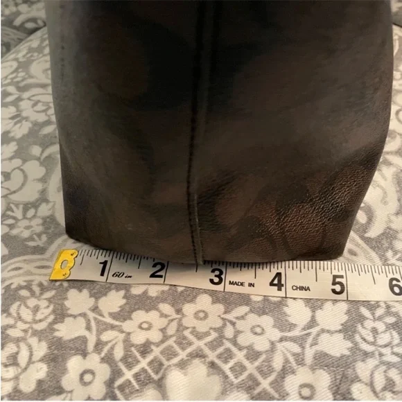 Coach Signature Canvas Tote - Picture 10 of 16